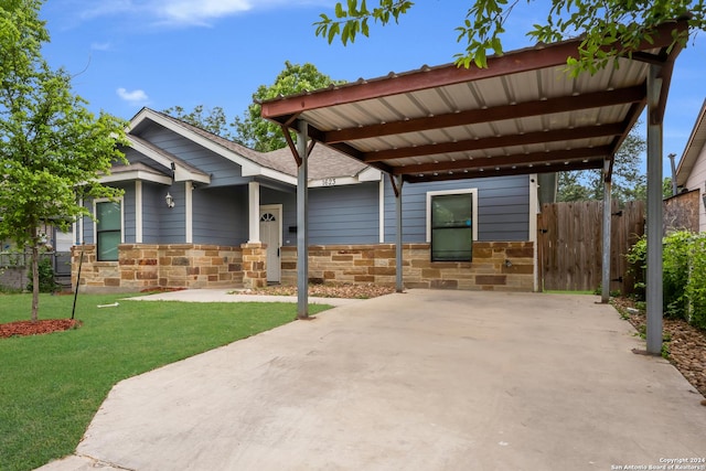 view of front facade featuring a front yard