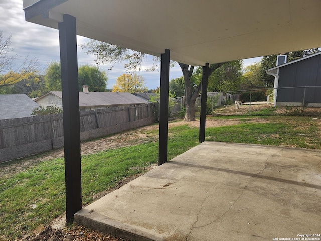 view of yard featuring a patio area