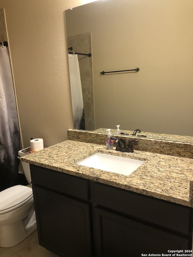 bathroom with a shower with curtain, vanity, and toilet