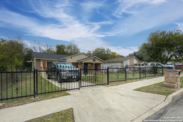 view of front of home featuring a front yard