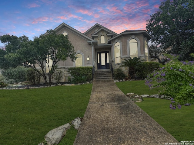 view of front of house featuring a yard