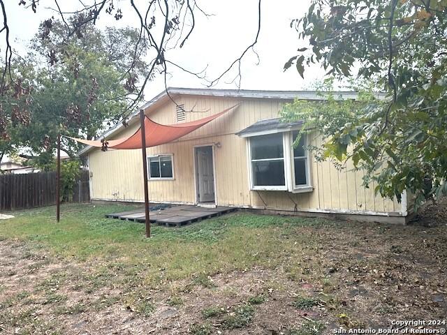 view of front of home with a front lawn