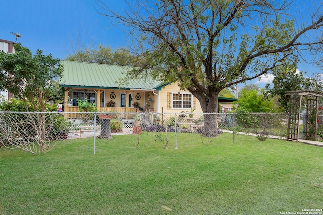 view of front facade featuring a porch and a front lawn