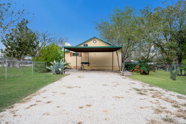 view of side of property featuring a carport and a lawn