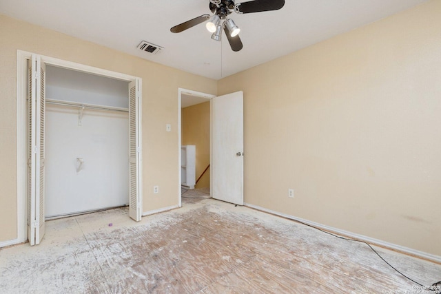 unfurnished bedroom featuring ceiling fan and a closet