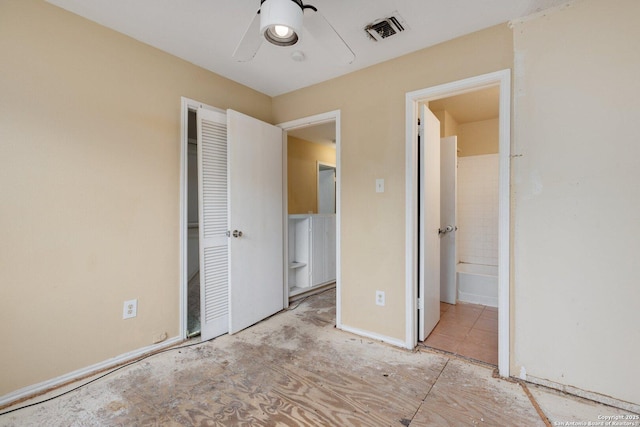 unfurnished bedroom featuring ceiling fan and a closet