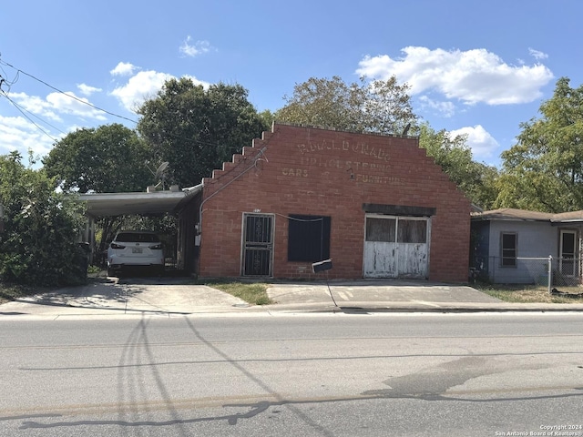 view of front of property featuring a carport