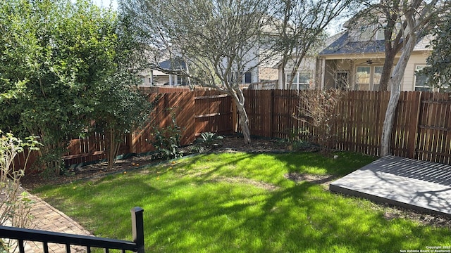 view of yard featuring ceiling fan