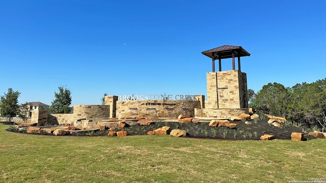 community sign featuring a lawn