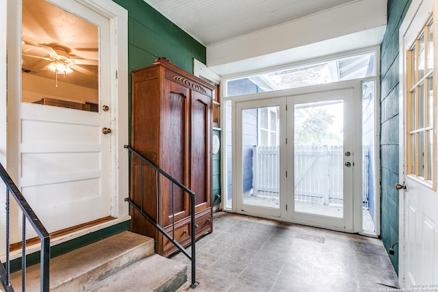 doorway featuring ceiling fan