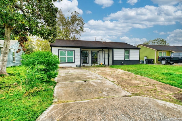 single story home featuring a front yard