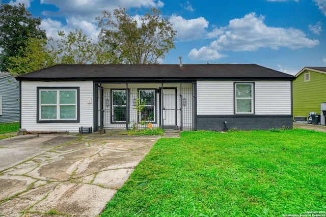 ranch-style home with a front lawn