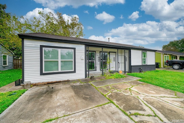 view of front of property featuring a front yard