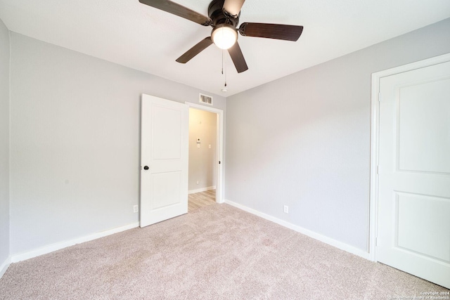 carpeted empty room featuring ceiling fan