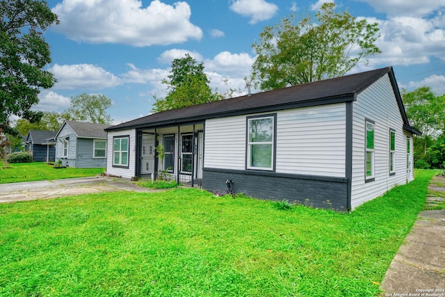 view of front of house with a front yard