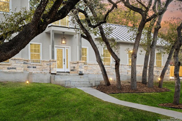 view of front of house with a front lawn