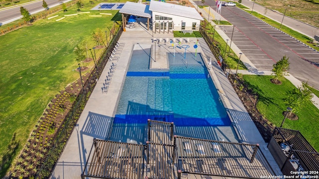 view of swimming pool