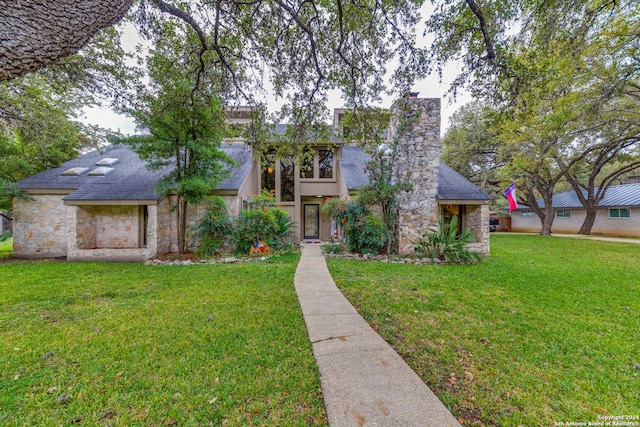 view of front of property featuring a front yard