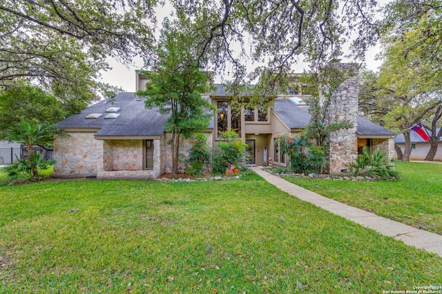 view of front of home featuring a front yard