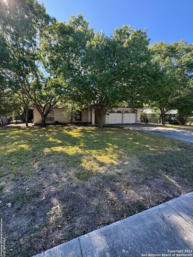 view of front of property featuring a front lawn