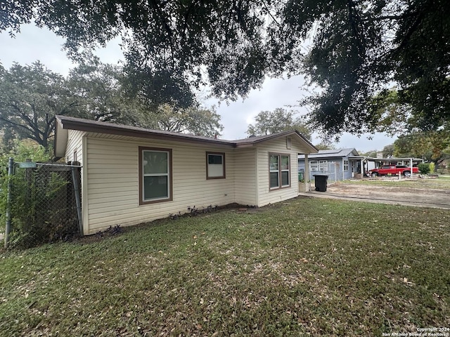 ranch-style home featuring a front lawn