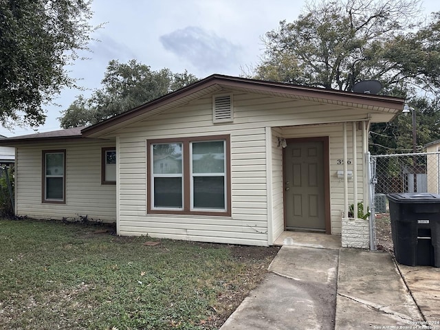 view of front of property featuring a front yard