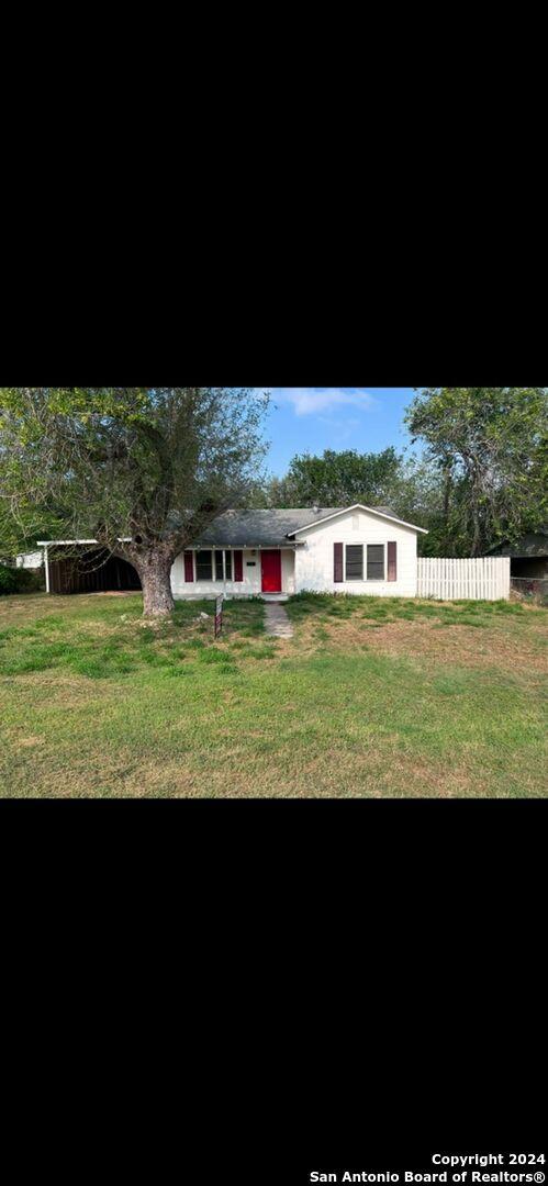 single story home featuring a front yard