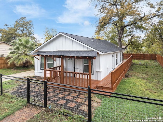 view of front of property featuring a front yard and a porch