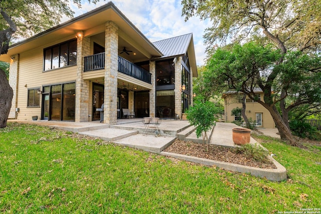694 Scenic Cir, Pipe Creek, TX 78063 - back of property with a balcony, a patio, a lawn, and ceiling fan