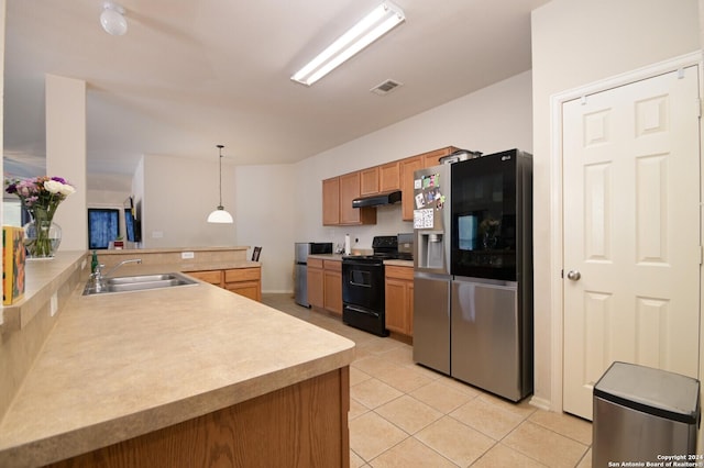 kitchen with kitchen peninsula, stainless steel refrigerator with ice dispenser, sink, electric range, and hanging light fixtures