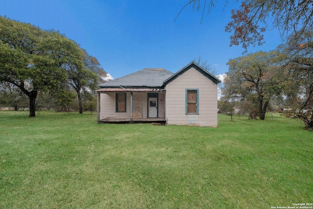 view of front facade with a front yard