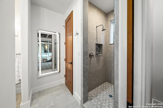 bathroom featuring a tile shower