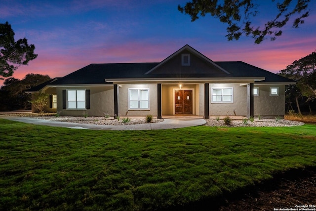 view of front of house featuring a lawn