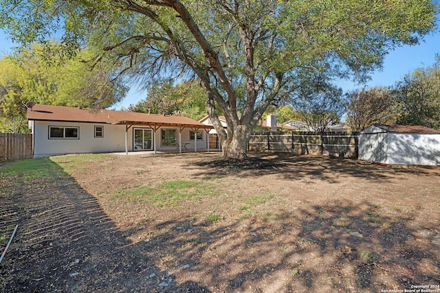 view of yard featuring a storage unit