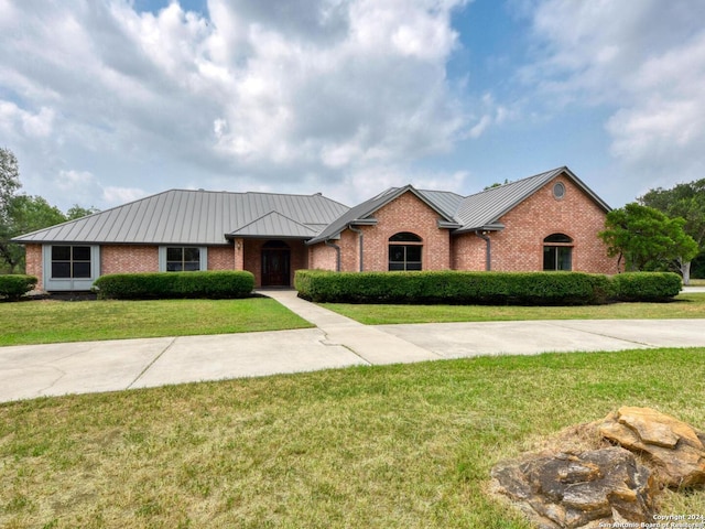 single story home featuring a front lawn