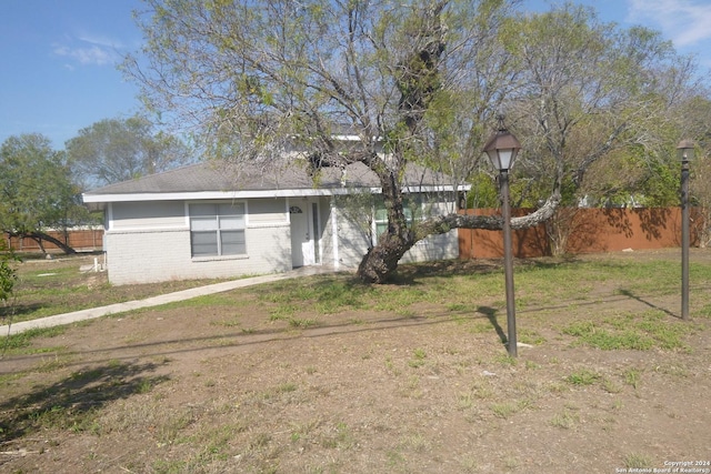 view of front of house featuring a front yard