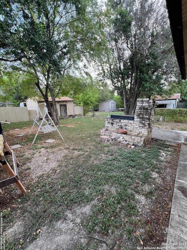 view of yard with a storage unit