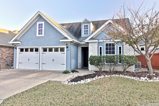 view of front of house featuring a front lawn and a garage