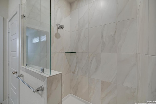 bathroom featuring tiled shower