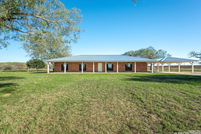 single story home featuring a front lawn