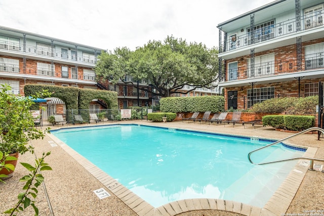 view of swimming pool