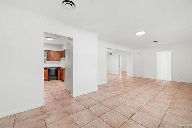 unfurnished room featuring light tile patterned flooring