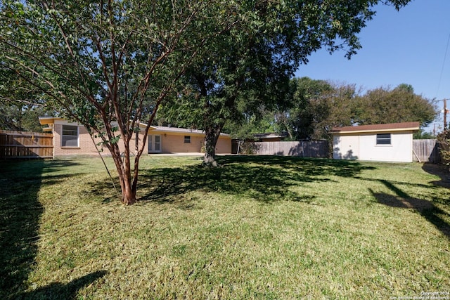 view of yard featuring a storage unit