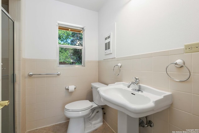 bathroom featuring tile walls