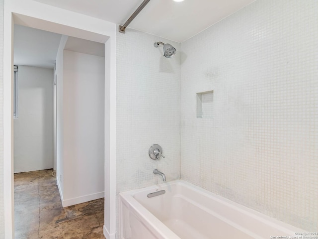 bathroom with tiled shower / bath combo