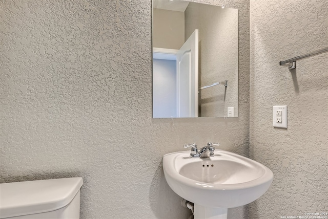 bathroom featuring toilet and sink