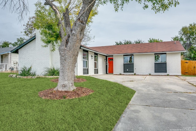 single story home featuring a front yard