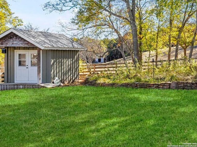 view of yard featuring a shed