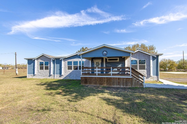 view of front of house with covered porch and a front lawn