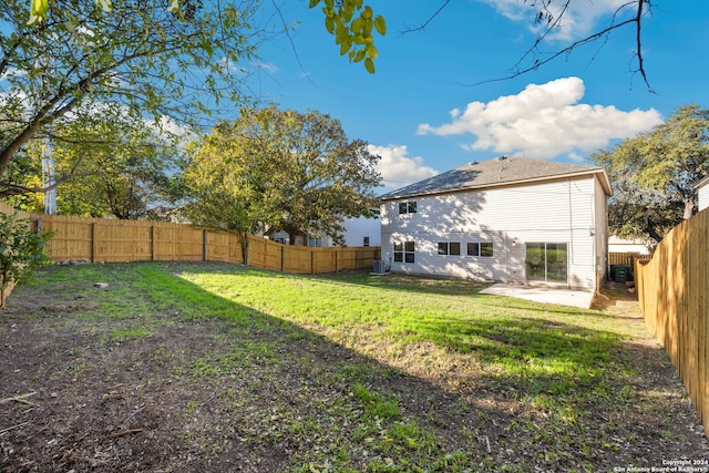 view of yard with a patio area